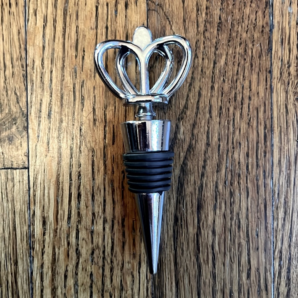 Silver Wine Bottle Stopper. Used. Excellent condition.